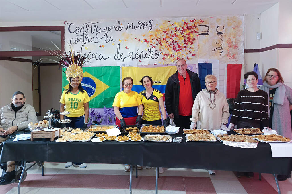 Artífices del encuentro gastronómico intercultural celebrado ayer en el IES _Alonso Quijano_