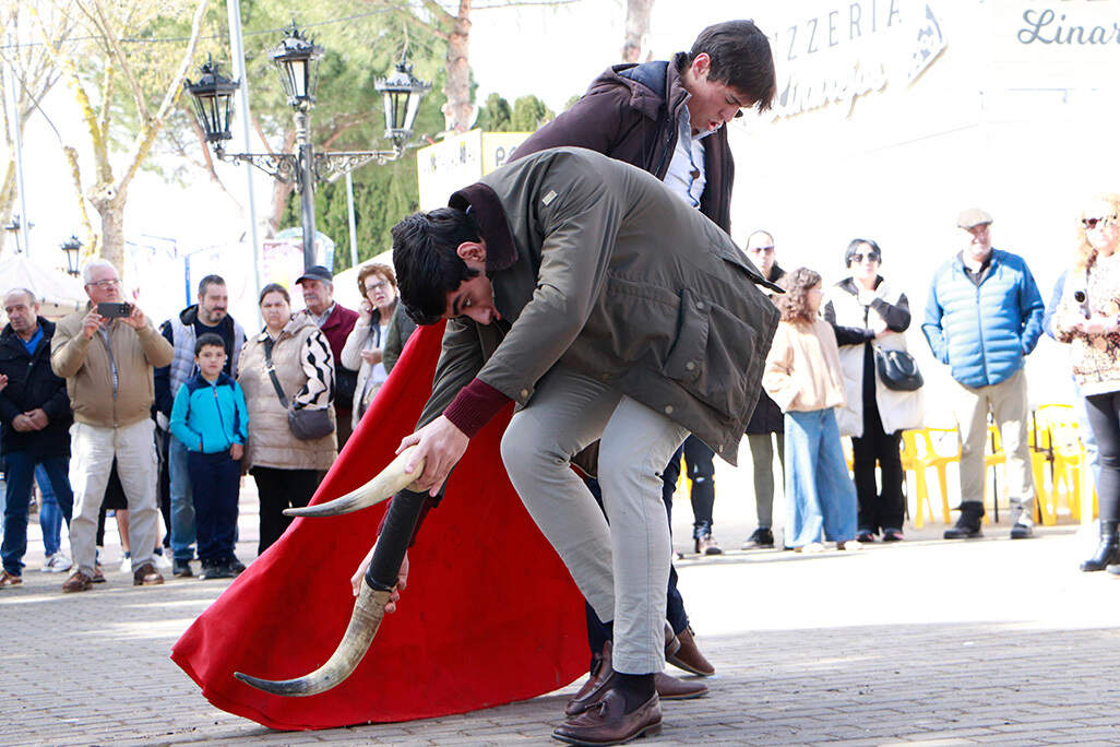 Otro de los momentos de la clase de toreo de salón celebrada a modo de broche