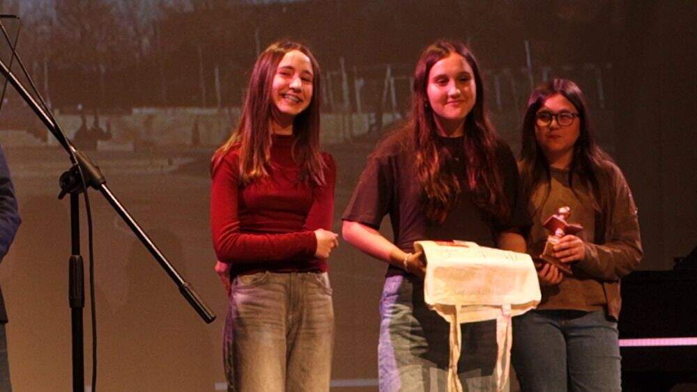 Laura Diaz recibiendo su premio