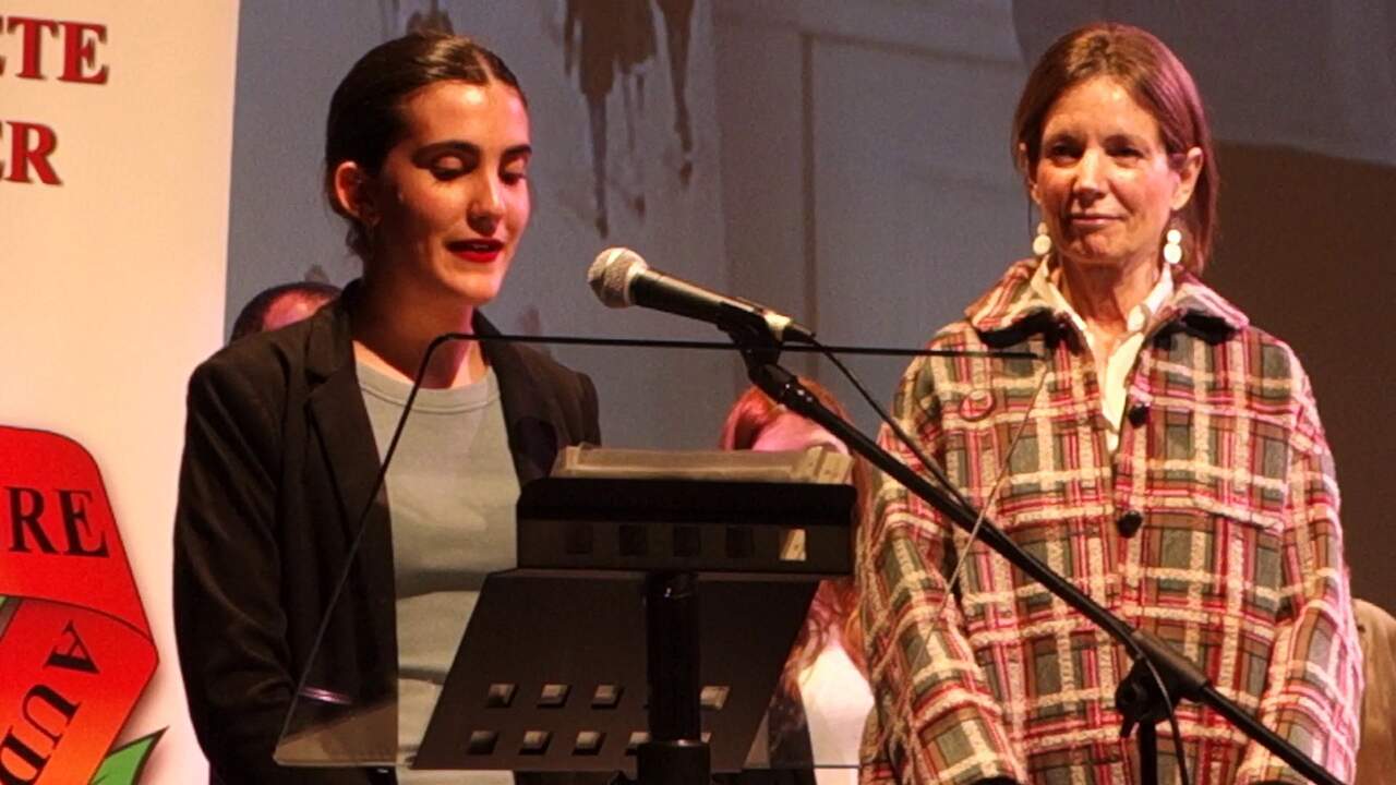 Irene Serrano leyendo su discurso a Paula Varona