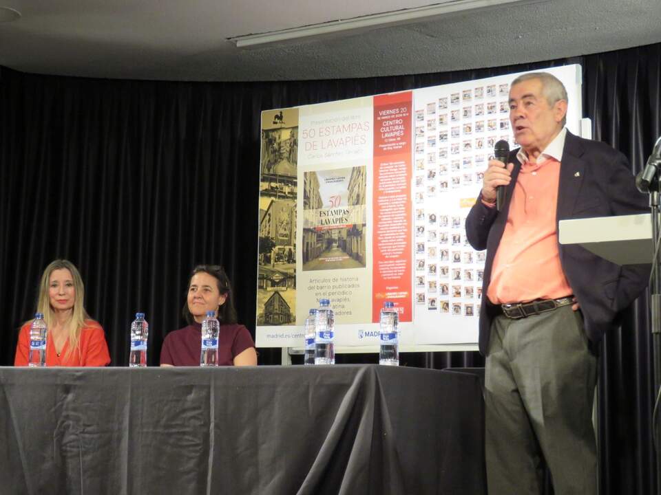 En primer término, el autor del libro presentado, Carlos Sánchez Tárrago, junto a María García Gómez y Lidia Sánchez Lucas