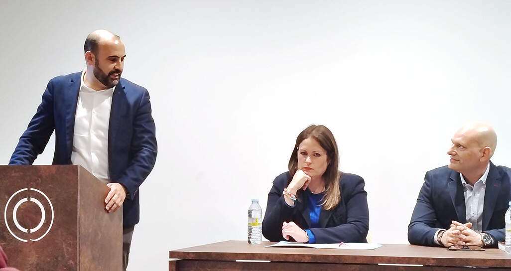 De pie, el alcalde da la bienvenida al autor