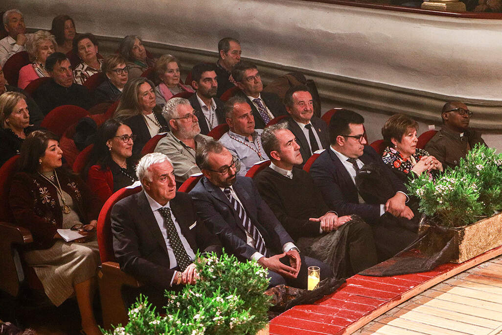 Autoridades y representantes de distintas hermandades, anoche en el patio de butacas del Teatro Municipal