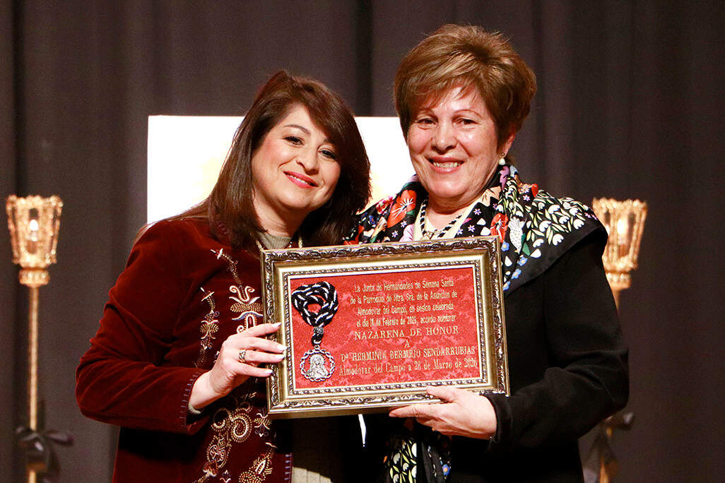 Herminia Bermejo Sendarrubias (dcha.), con la distinción Nazarena de Honor entregada por la hermana mayor de la Hermandad de la Virgen de los Dolores