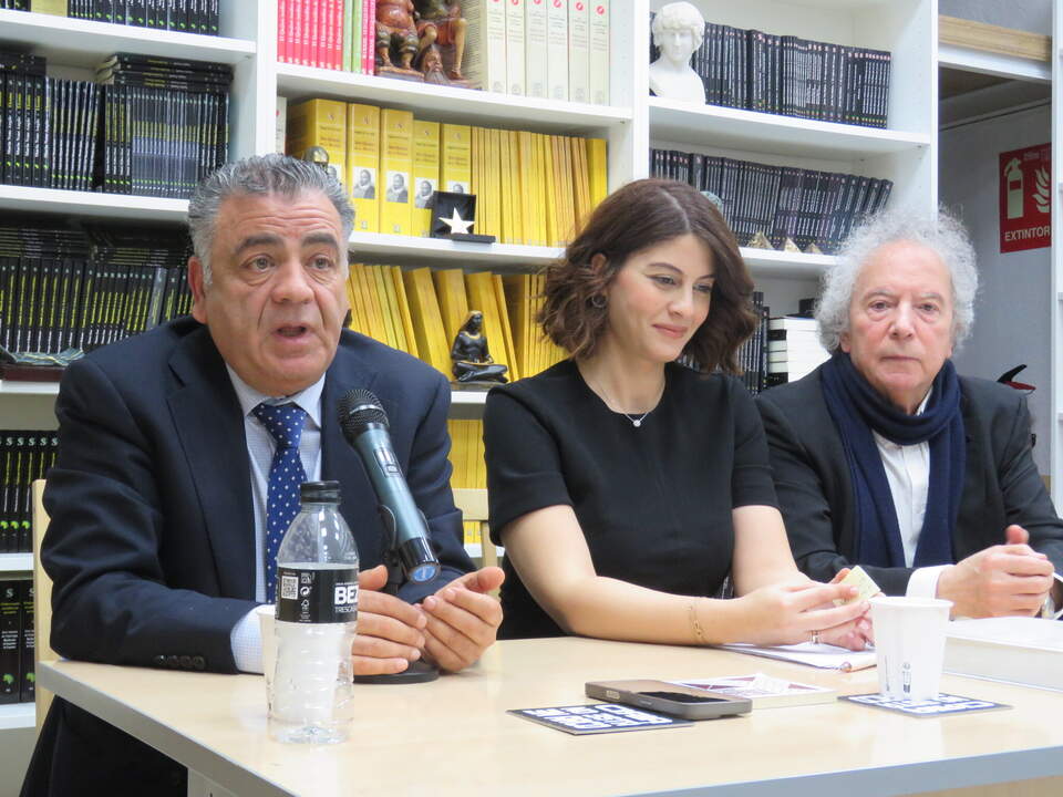 En primer término, Ridha Mami, durante su intervención, junto a Malek Souaiy y Francisco Gutiérrez Carbajo