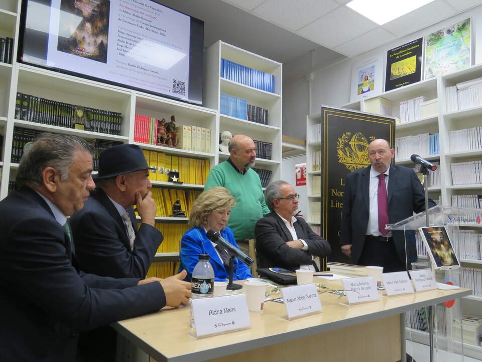 Ridha Mami; Maher Abder-Rahman; María Antonia García de León; Abdul Hadi Sadoun y de pie, Basilio Rodiguez Cañada y José Hoyo Rodrigo