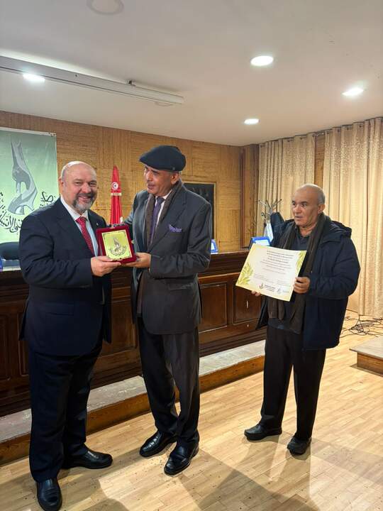 Basilio Rodríguez Cañada, recibiendo la distinción de manos de Maher Abder- Rahman, junto a Ridha Kochtbene