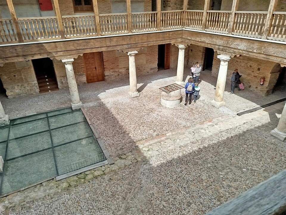Una vista del patio central del Palacio de la Clavería de Aldea del Rey