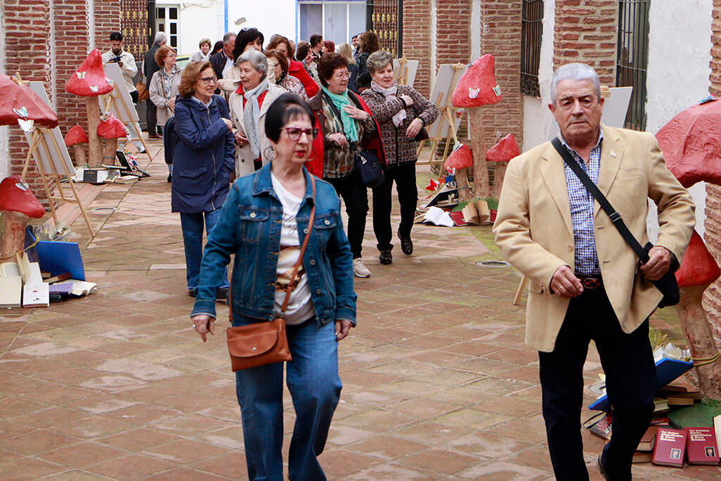 Integrantes de uno de los clubes de lectores, a su llegada al recinto rabanero donde se ha celebrado el acto central