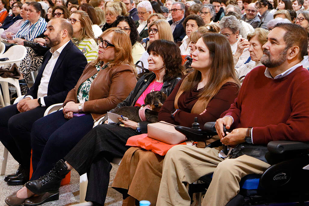 La escritora y periodista madrileá, junto a las autoridades municipales y de la Junta de Comunidades