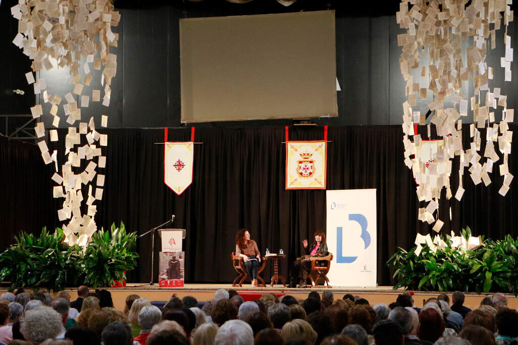 Vista general del escenario, cuidadosamente decorado con alegorías a los libros