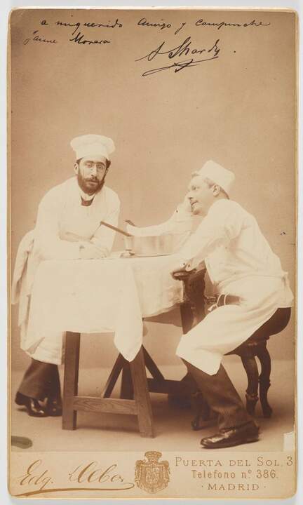 Los pintores Jaime Morera y Agustín Lhardy como cocineros. Edgardo Debas (1845-1891). Tarjeta París. Papel a la albúmina sobre un segundo soporte de cartón h. 1880. Donada por Mario Fernández Albarés, 2024. HF-8235