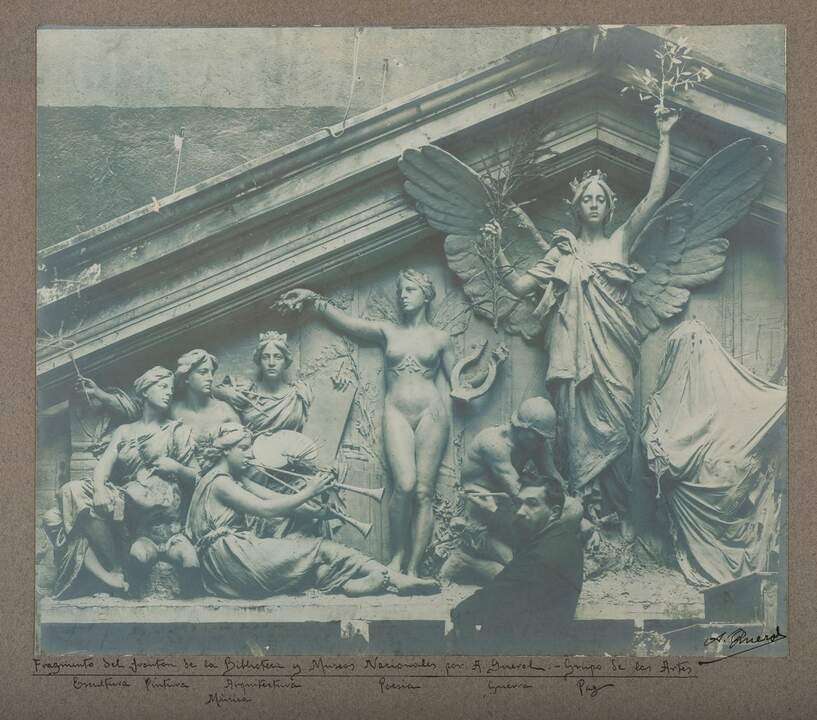 Agustín Querol modelando el frontón de la Biblioteca Nacional. Atribuida al conde de Polentinos (1873-1947). Papel a la gelatina con virado al hierro sobre un segundo soporte de cartón 1902 . Donada por Mario Fernández Albarés, 2022. HF-7169