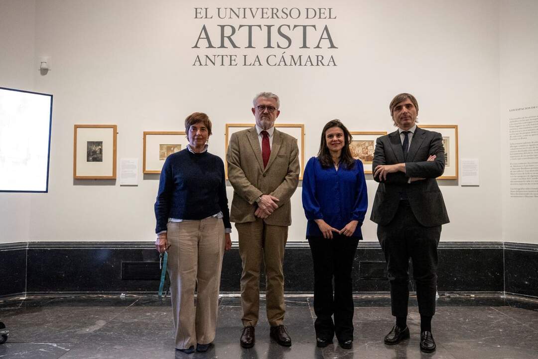 De izquierda a derecha: Marina Chinchilla, Directora Adjunta de Administración del Museo del Prado; Miguel Falomir, Director del Museo del Prado; Beatriz Sánchez Torija, comisaria de la muestra y Alfonso Palacio, Director Adjunto de Conservación e Investigación del Museo del Prado en la sala de la exposición “El universo del artista ante la cámara"