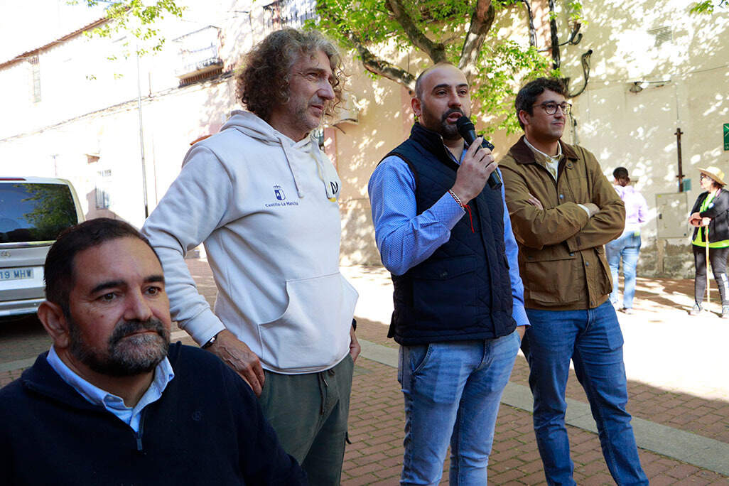 El alcalde, junto al delegado provincial y al guía de la jornada, dirigiéndose a los presentes, en presencia del edil de Bienestar Social