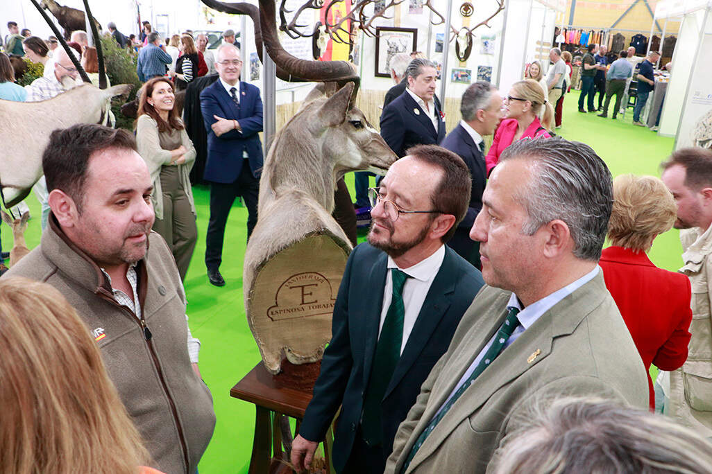 Conversando con otro de los profesionales participantes