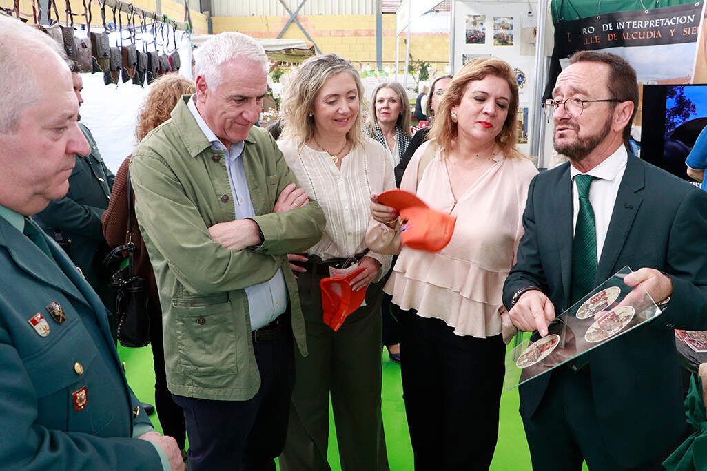 El alcalde muestra los diseños conmemorativos de pegatinas que se van a repartir durante la presente edición de la Feria de la Caza