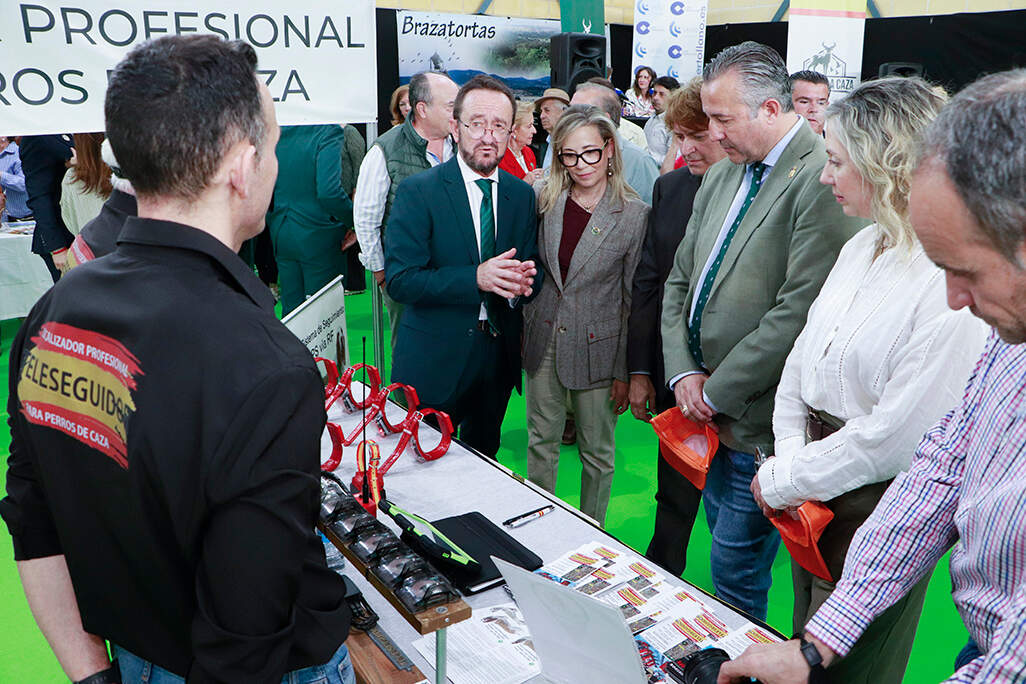 En el estand de la firma que permite seguir mediante dron y sistemas de geolocalización la posición de las rehalas