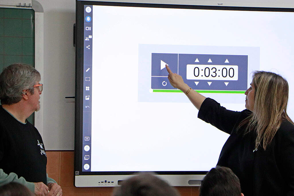 Iniciando el tiempo para resolución en una de las cinco etapas competitivas
