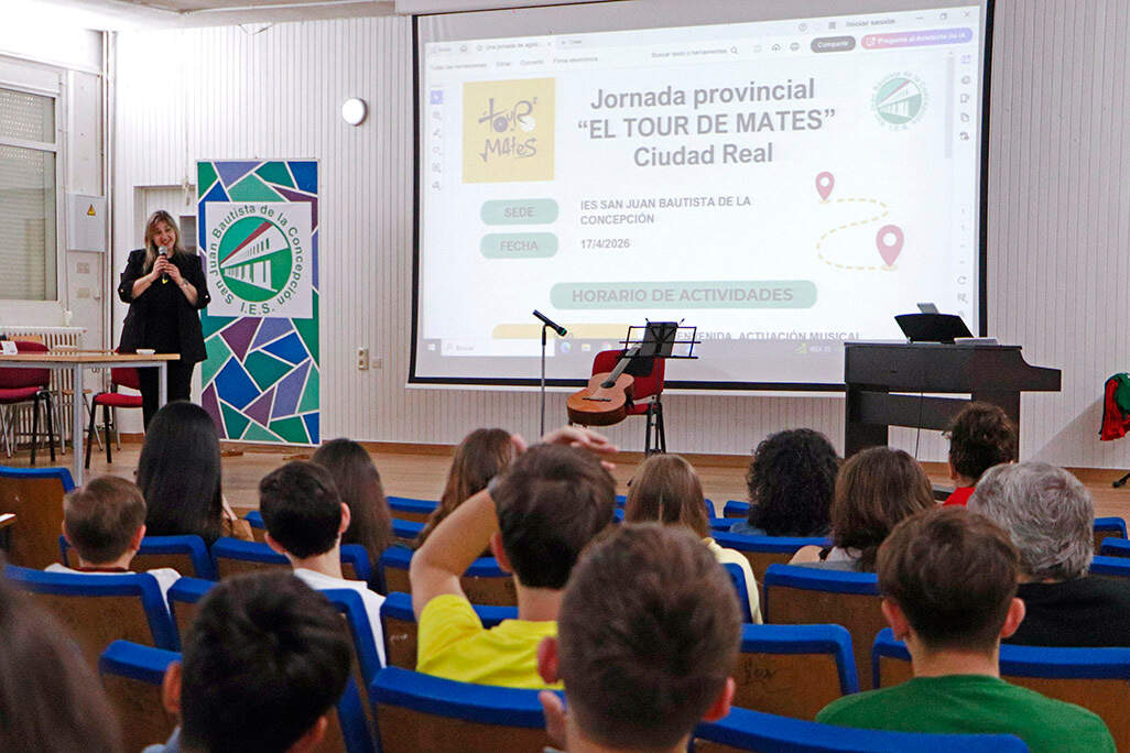 La profesora almodovareña de Matemáticas, explicando la mecánica de la final provincial