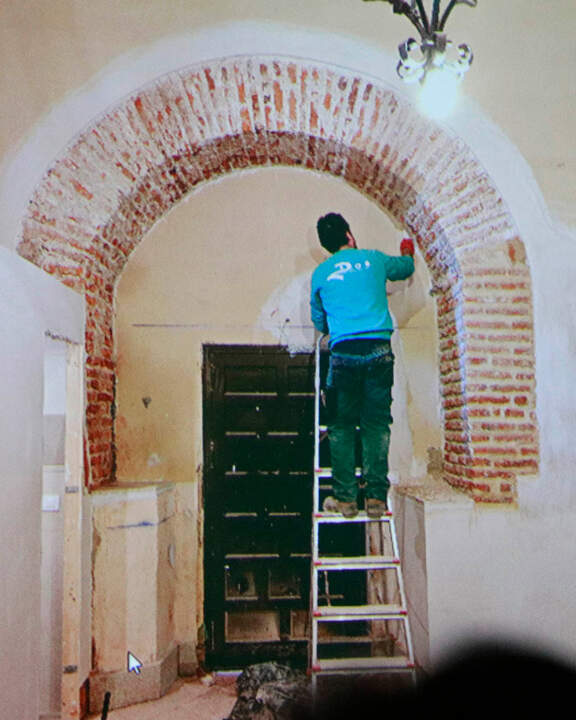 Fotografía mostrada sobre el nuevo arco encontrado a la entrada interior de la sacristía