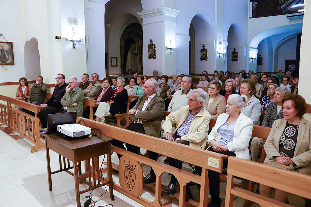 Público que se dio cita en la iglesia de la Virgen del Carmen