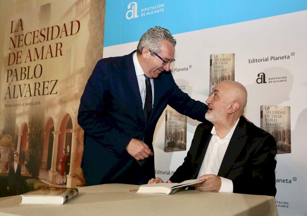El presidente de la Diputación de Alicante, Toni Pérez con el autor de la novela premiada, Pablo Álvarez