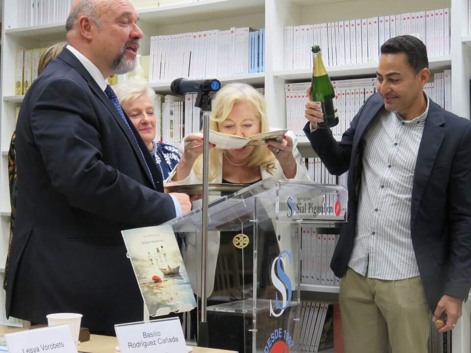 Original manera de celebrar el nacimiento del libro presentado (y segunda parte)