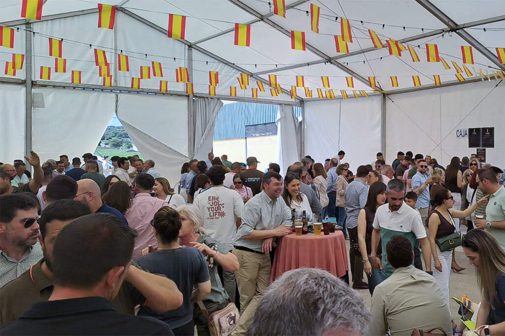 Panorámica de la gran carpa lúdica y gastronómica instalada este año