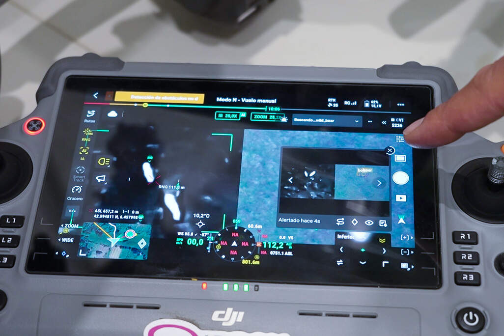Pantalla de seguimiento de los drones en pleno campo