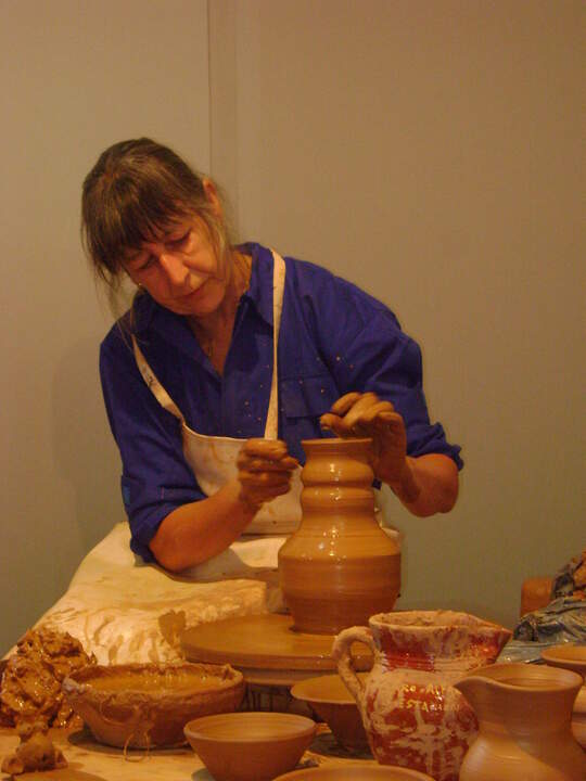 Rosa Leal decorando cerámicas