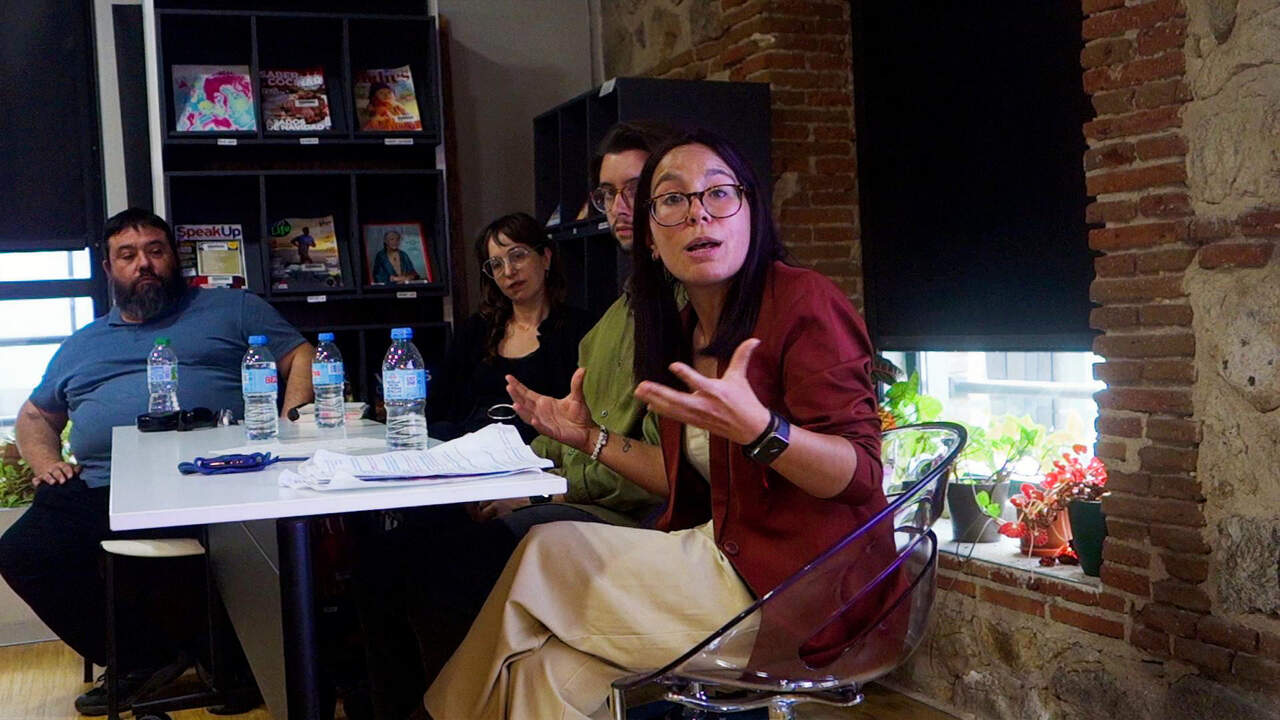 En primer término, Mencía Buhigas Jiménez que dictó la conferencia “La poesía en la educación: una cuestión de la ética y la pragmática”