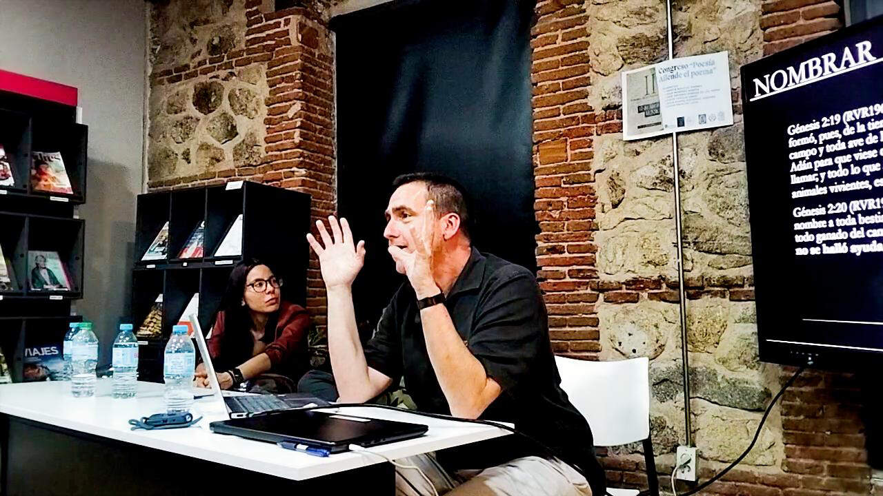 El profesor del IES Sapere Aude, David Príncipe Licini, durante su ponencia “Entre las líneas y las palabras”