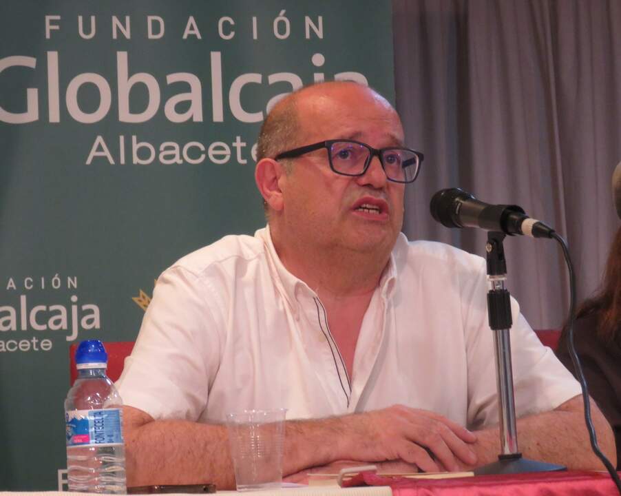 El poeta y escritor Juan Pedro Carrasco García, que presentó y coordinó el acto