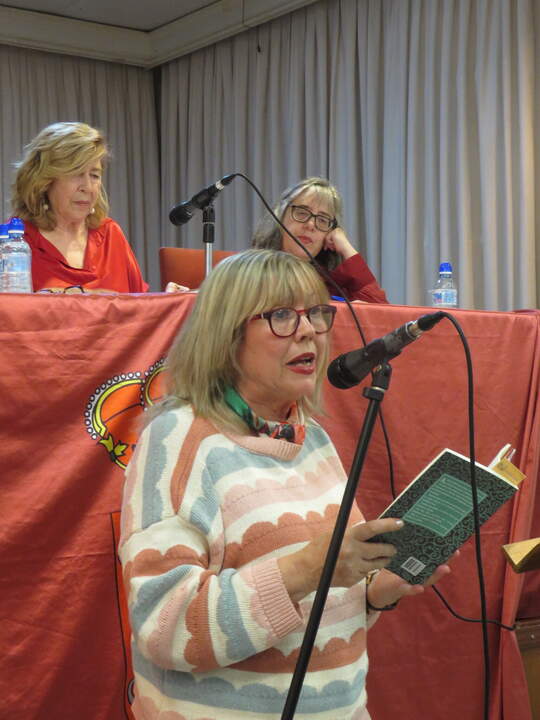 En primer término, la rapsoda Ana María López Expósito