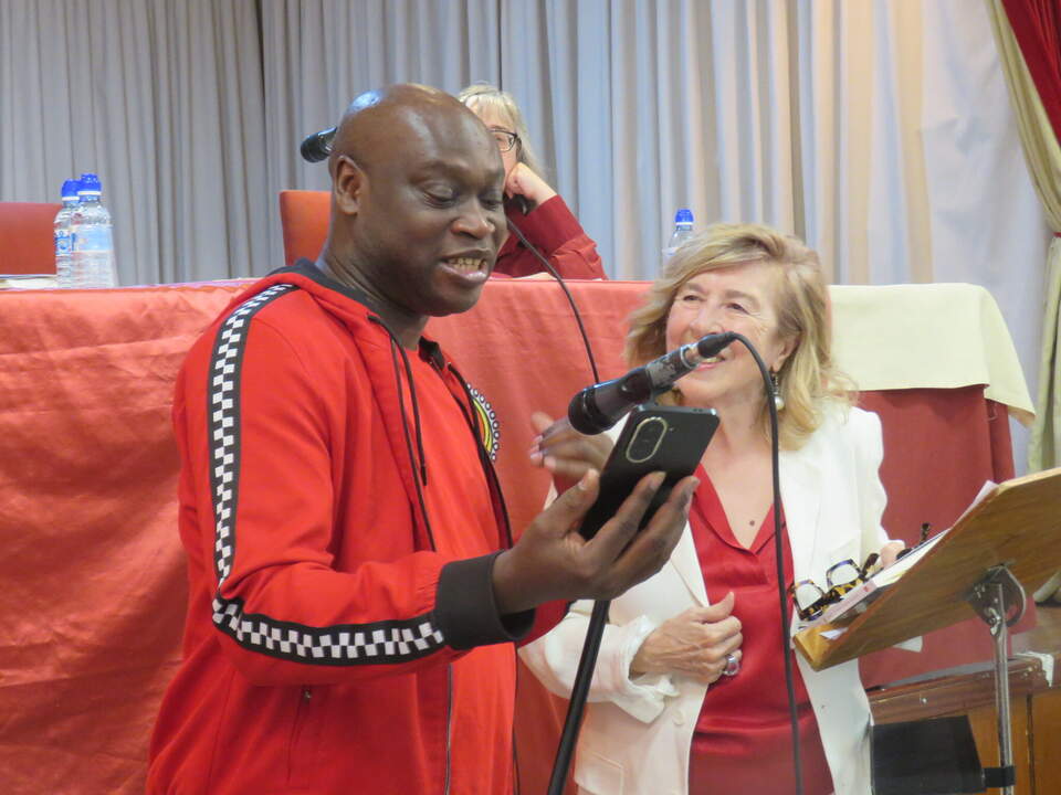 María Antonia García de León con el rapsoda camerunés Alain Atouba, que leyó, en francés, los poemas que ella había leído en castellano