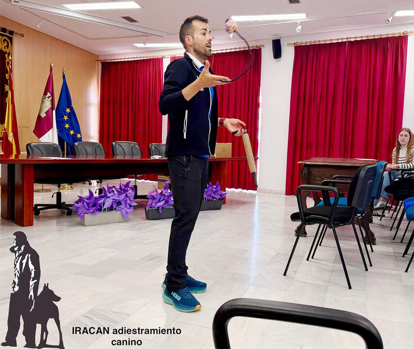 El instructor, durante sus explicaciones