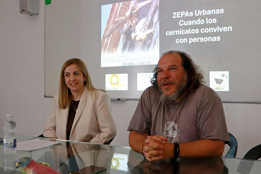 La concejala Noelia Guarnizo y el naturalista Ángel Arredondo