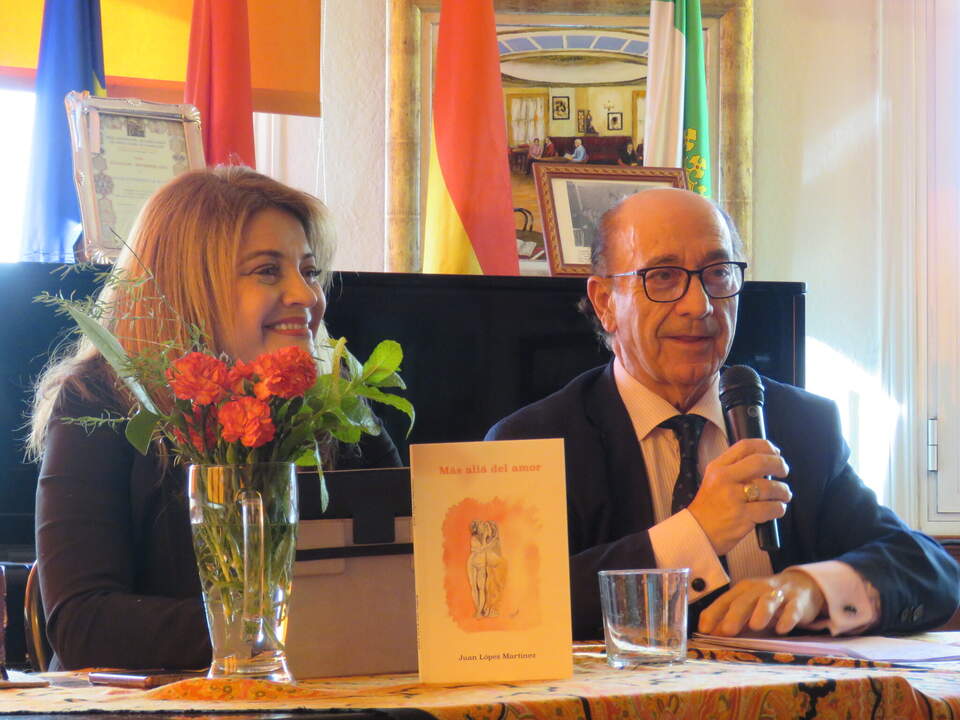 Julieta Deossa y Juan López Martínez durante la presentación del libro