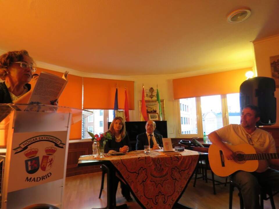 Finalizó el acto con la lectura de varios poemas del libro presentado con la actuación musical del guitarrista Juan Manuel Rodríguez Santiago