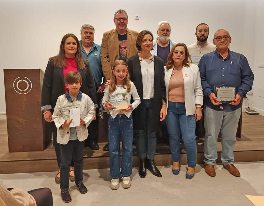 Carla Montero, premiados en los certamenes, autoridades y organizadores de la entrega de premios en La Bodega de Argamasilla de Calatrava.jpg