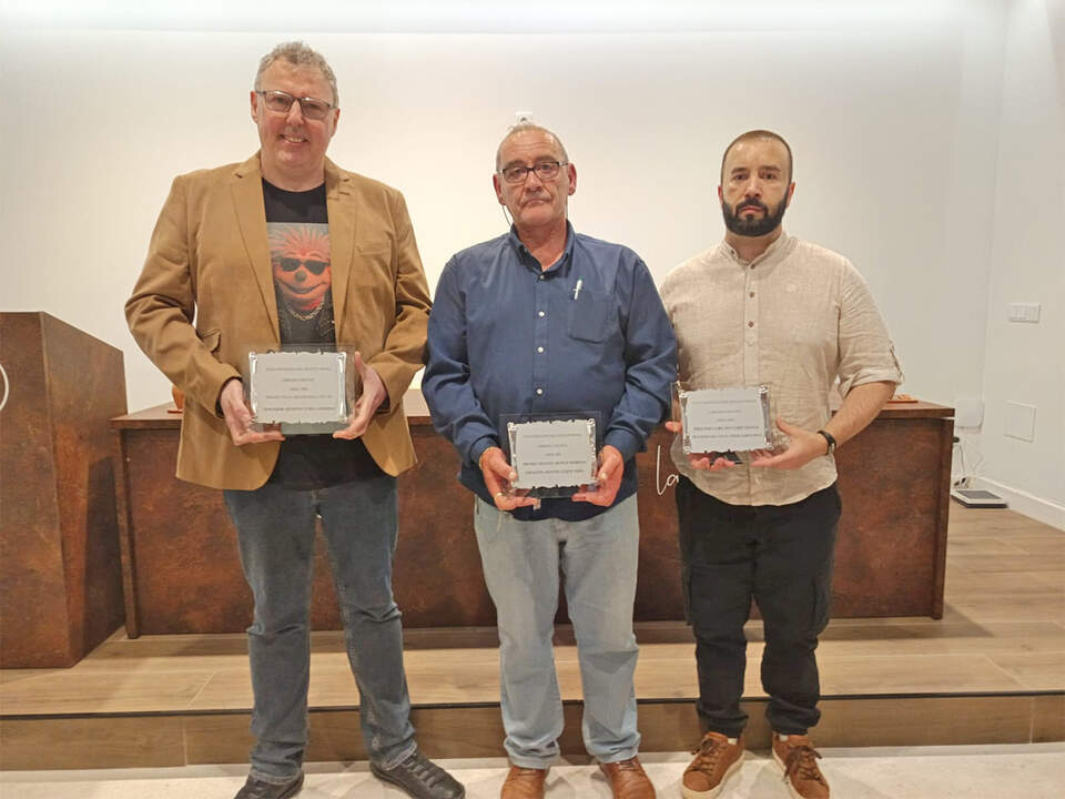 Ernesto Tubía Landeras, Manuel Luque Tapia y César García Moya, mostrando sus galardones.jpg