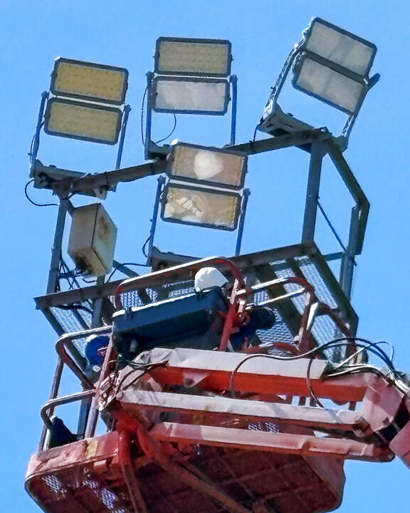 Trabajos de instalación en una de las torretas del Campo de Fútbol