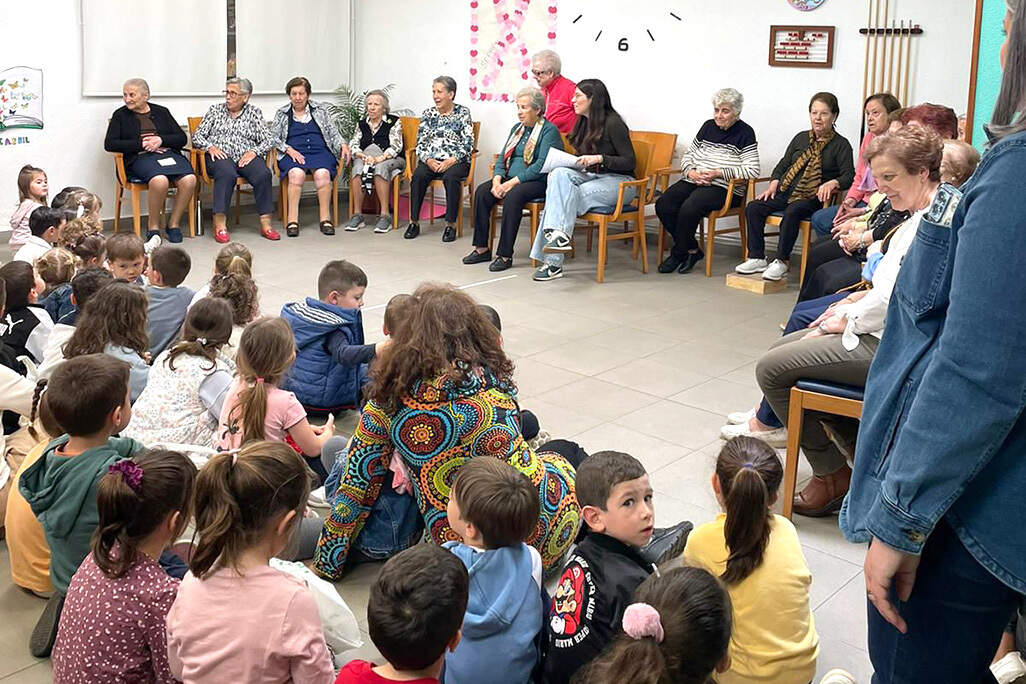 Un instante de la cita compartida por mayores y escolares