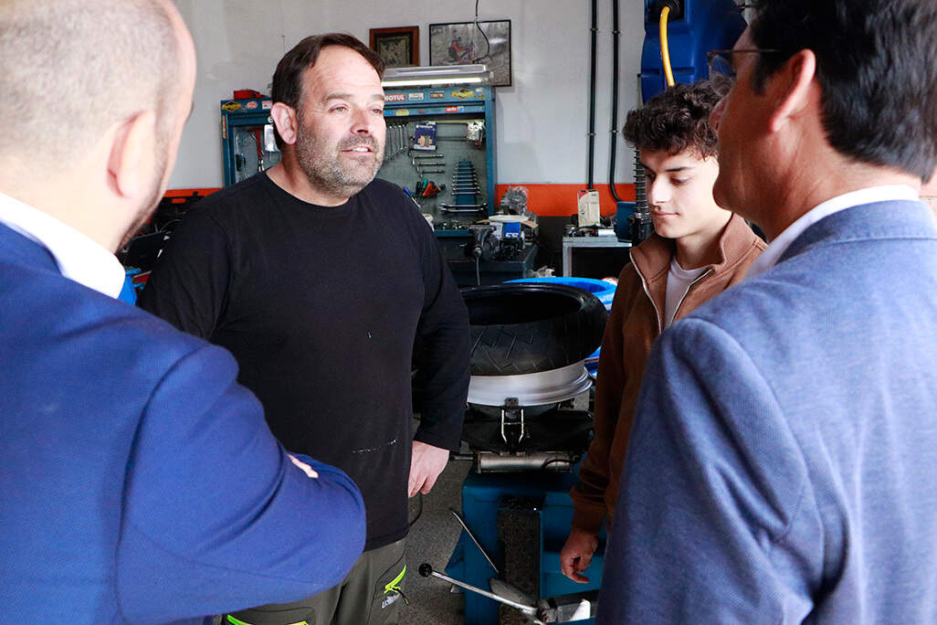 En el centro, Fernando García, padre del joven piloto rabanero