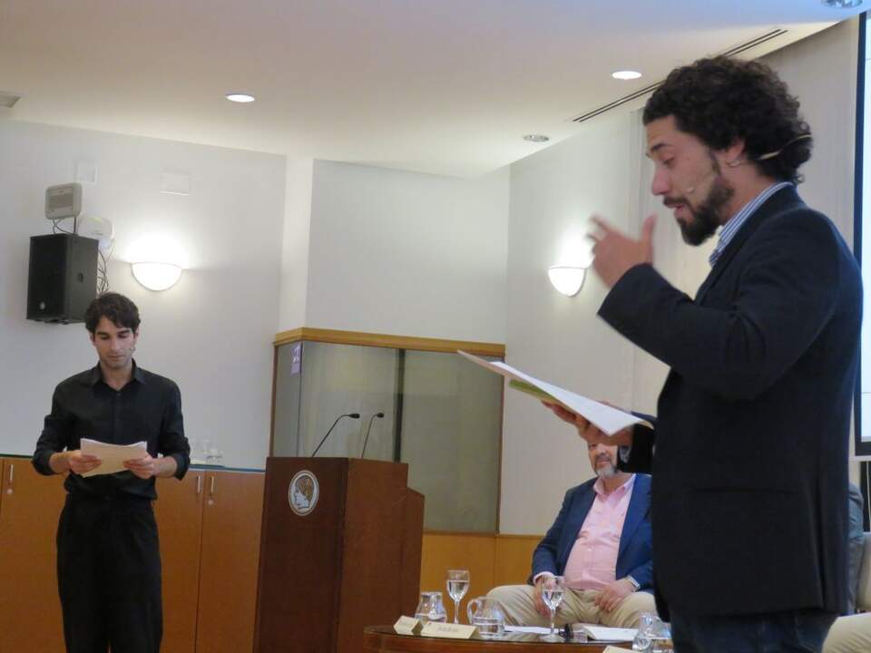En primer término, Daniel Migueláñez, actor, profesor y miembro de la Academia de las Artes Escénicas de España y al fondo, Víctor Miguel García Soria, actor e investigador, que leyeron unos extractos de la obra presentada durante el acto