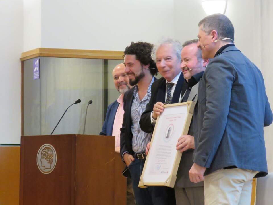 Javier Huerta, recibió el Premio Internacional de Teatro "Esquilo" 2026, otorgado por el Grupo Editorial Sial Pigmalión en reconocimiento a su trayectoria teatral y a esta obra, en cuyo acto intervino también Francisco Gutiérrez Carbajo