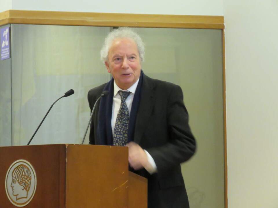 Francisco Gutiérrez Carbajo, Catedrático emérito de Literatura Española. Académico de Número de la Academia de las Artes Escénicas de España y académico correspondiente por Madrid de la Reial Acadèmia de Bones Lletres de Barcelona. Director de la colección teatral Candilejas de Pigmalión