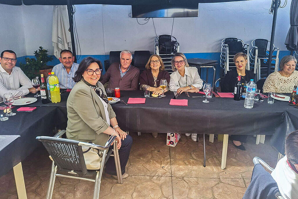 Representantes municipales, junto a organizadoras, ponentes y demás asistentes