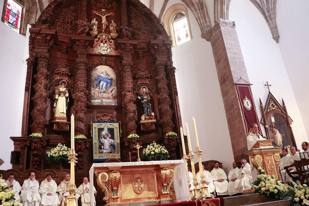 Aspecto que presenta el altar mayor, con sus nuevos elementos y presidido por el retablo